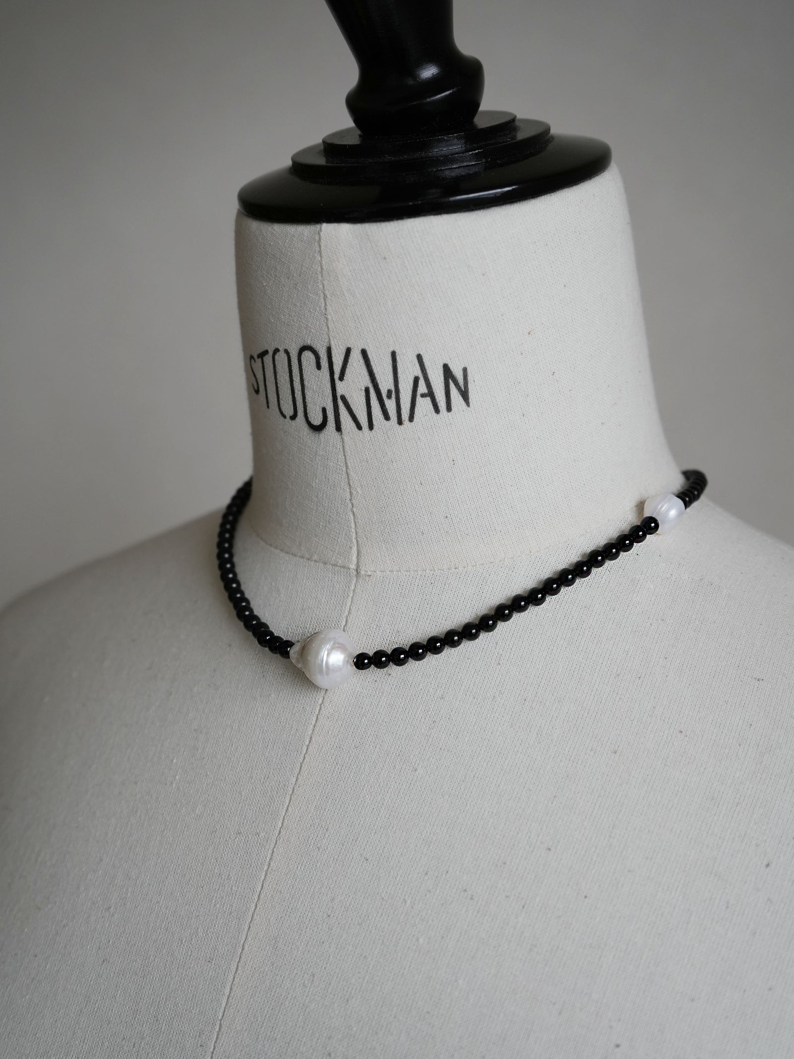 MAGNET ONYX × PEARL- NECKLACE – in mood ONLINE STORE