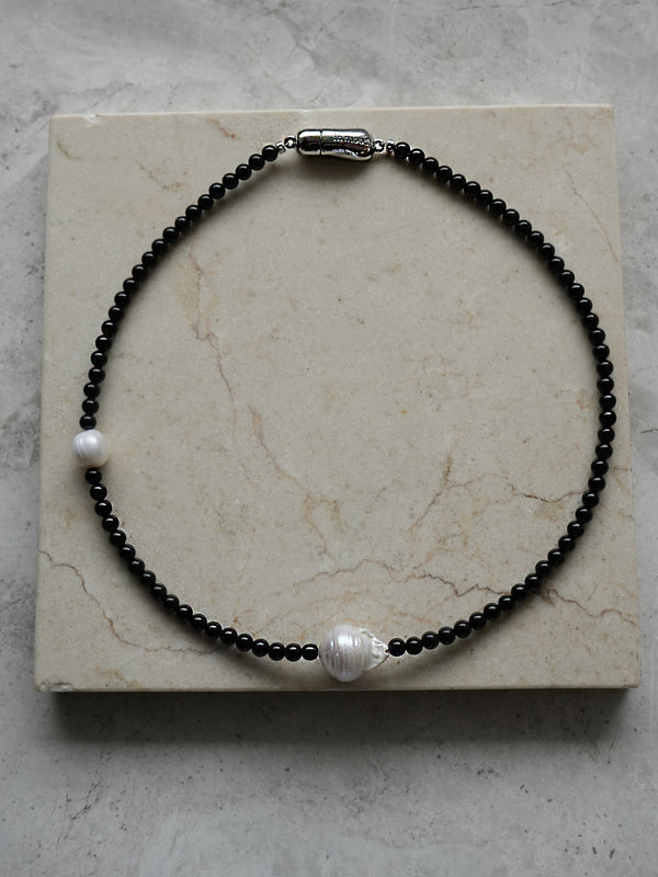 MAGNET ONYX × PEARL- NECKLACE