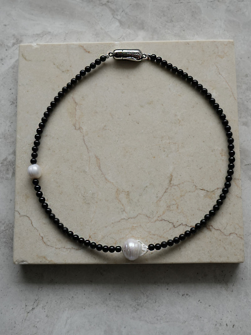 MAGNET ONYX × PEARL- NECKLACE